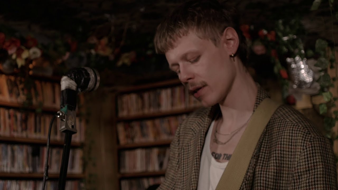 Jesper Munk sings 'Rush' — Cassette Head Sessions