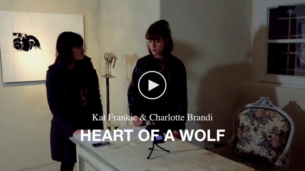 Kat Frankie & Charlotte Brandi – Heart Of A Wolf (live im Schloss Neuenhagen)